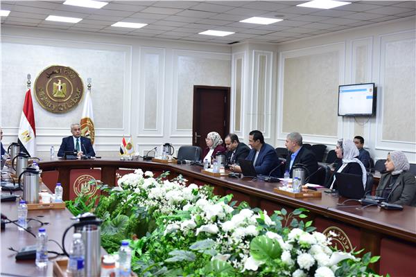  وزير العمل يلتقي الإدارة المختصة بالتحول الرقمي..  