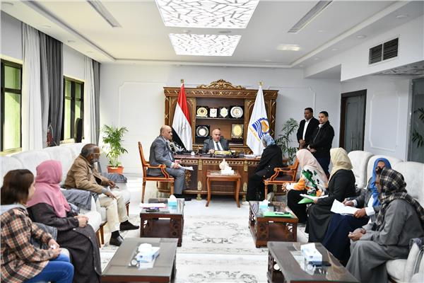 اللواء أشرف الداودى محافظ قنا خلال لقائه بالمواطنين 