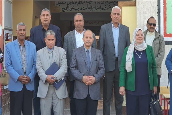 الدكتور صبري خالد عثمان وكيل وزارة التربية والتعليم بالأقصر خلال جولة تفقدية 