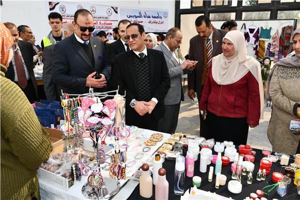 الدكتور ناصر مندور رئيس جامعة قناة السويس خلال الجولة
