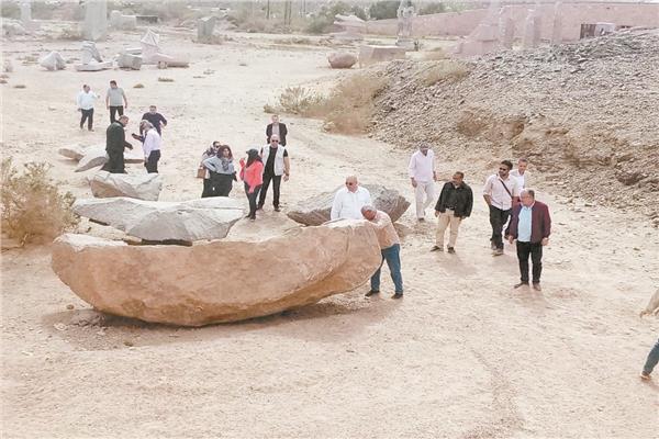 جانب من أعمال النحاتين المشاركين في سـيـمـبـوزيـوم أسوان