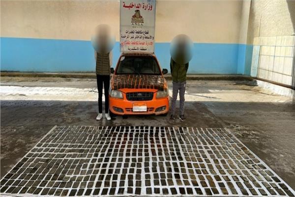 المتهمين امامهم المضبوطات