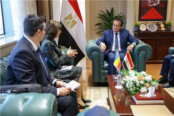 وزير الصحة يستقبل سفيرة رومانيا 