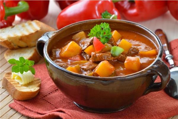 طاجن اللحمة بالبصل والبطاطس 