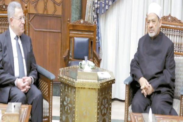 د.أحمد الطيب خلال استقباله فؤاد السنيورة بمشيخة الأزهر