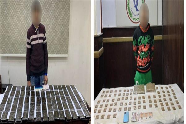 المتهمين امامهم المضبوطات