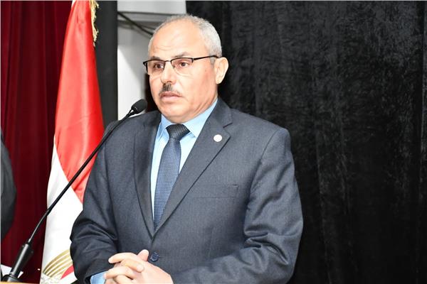 الدكتور ناصر مندور رئيس جامعة قناة السويس