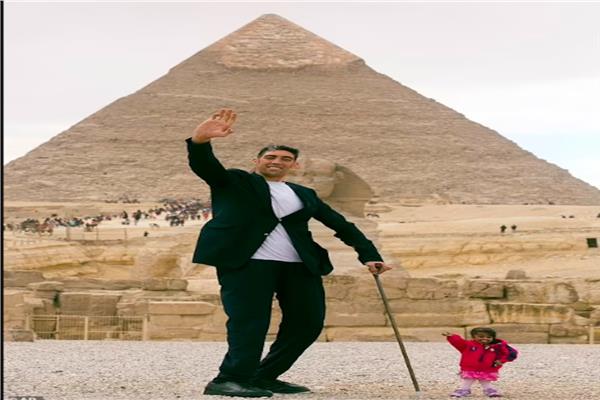  لقاء أطول رجل وأقصر امرأة في العالم  