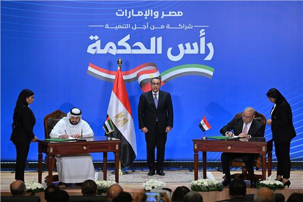 رئيس الوزراء خلال مراسم توقيع الصفقة