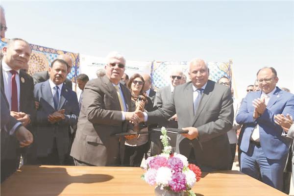 وزير التعليم العالي ومحافظ الوادى الجديد يتبادلان بروتوكول التعاون