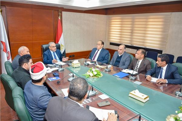 اللواء طارق الفقي محافظ سوهاج خلال الأجتماع