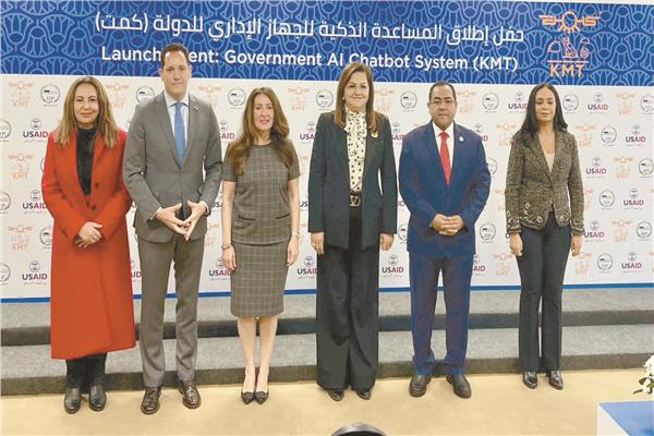د. هالة السعيد ود. صالح الشيخ خلال إطلاق أول مساعدة ذكية «كمت» بالجهاز الإدارى للدولة