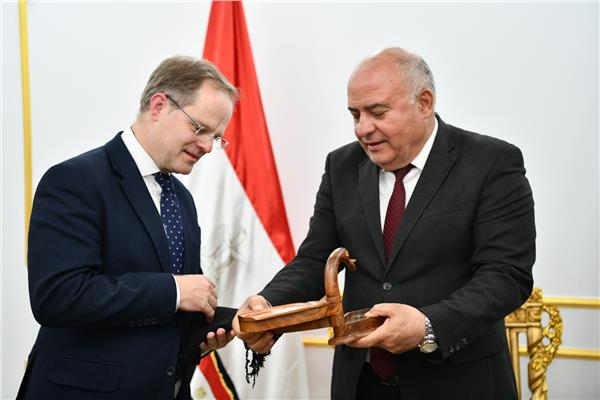 اللواء أشرف الداودي محافظ قنا يستقبل السفير البريطاني بالقاهرة