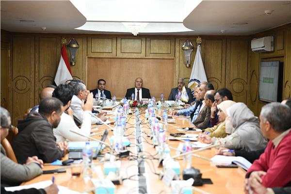 اللواء أشرف الداودى محافظ قنا خلال الأجتماع