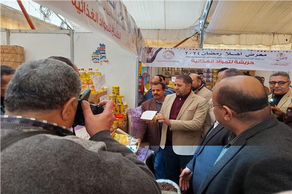 السكرتير العام المساعد لمحافظة البحيرة خلال افتتاح معرض «أهلًا رمضان»