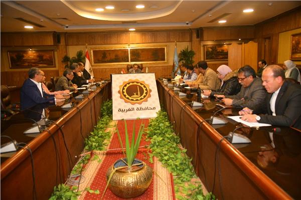 الدكتور طارق رحمي محافظ الغربية وجانب من الاجتماع