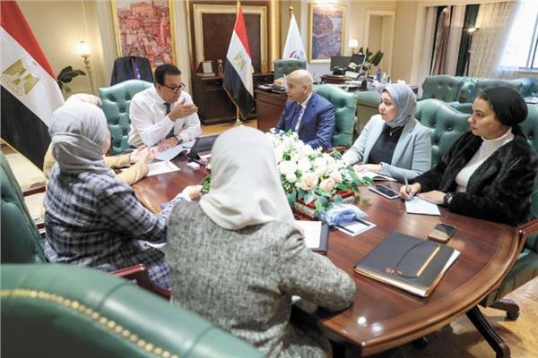 وزير الصحة خلال متابعة الموقف التنفيذي للعمل بالمشروع القومي لمشتقات البلازما