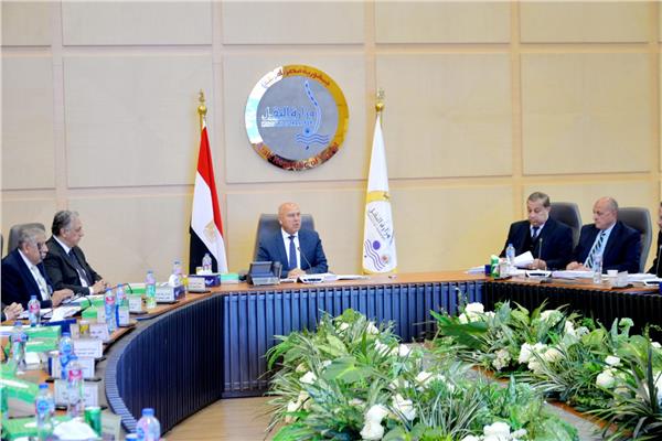وزير النقل خلال الاجتماع 