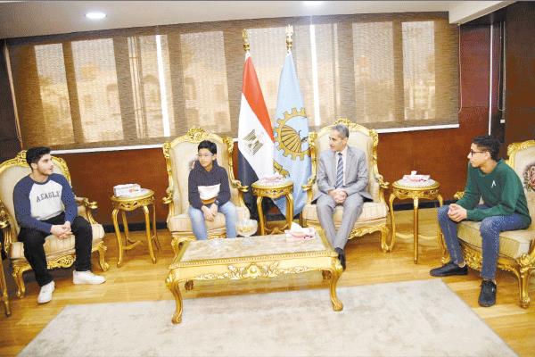 محافظ الغربية خلال لقائه الطلاب