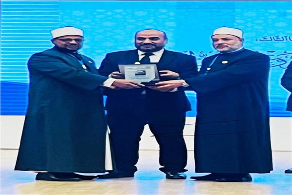 درع كلية الدعوة الإسلامية بالقاهرة لوزير الأوقاف