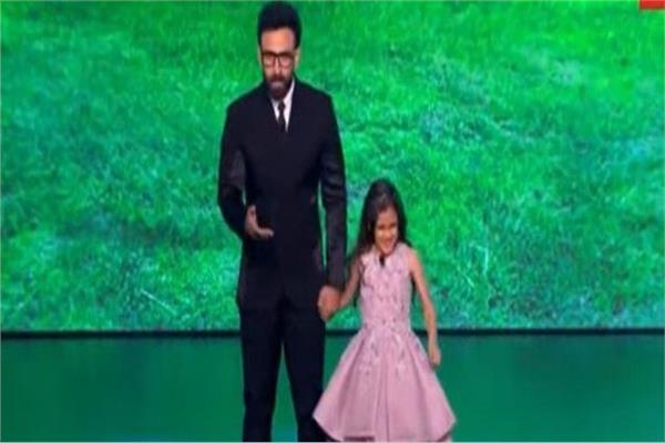 الطفلة تاليا تداعب الرئيس السيسي على الهواء مباشرة