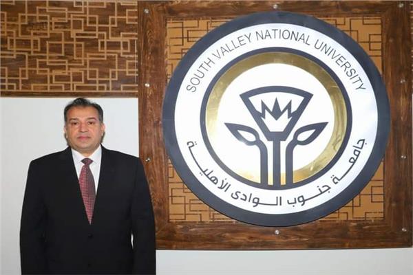 الدكتور أحمد عكاوى رئيس جامعة جنوب الوادي