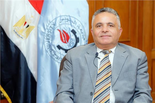 الدكتور أشرف حنيجل رئيس جامعة السويس