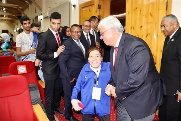 وزير التعليم العالي يلتقى بأحد طلاب ذوى الاعاقة