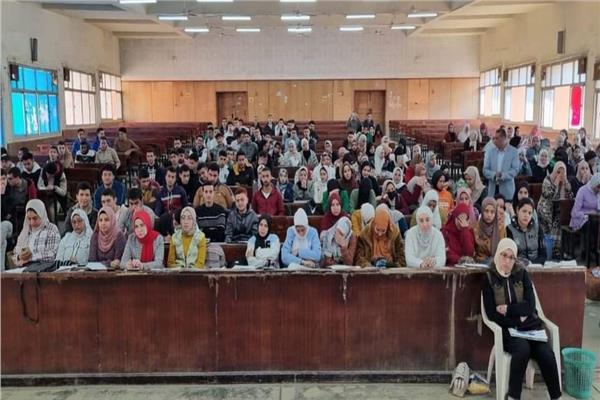 كلية التجارة بجامعة بنها وجانب من الندوة