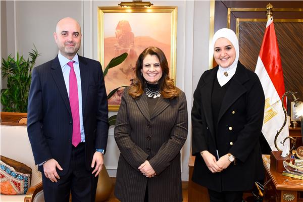  السفيرة سها جندي وزيرة الدولة للهجرة وشئون المصريين بالخارج، كارلوس أوليفر كروز