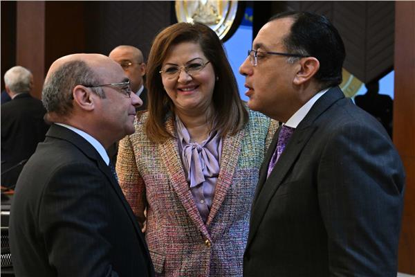 مجلس الوزراء على مشروع قرار بإيقاف جميع أنواع الدعم للمتعدين على أراضي الدولة