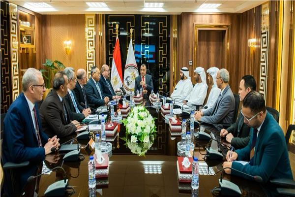 وزير الدولة للإنتاج الحربى خلال اجتماعه بالوفد الإماراتى