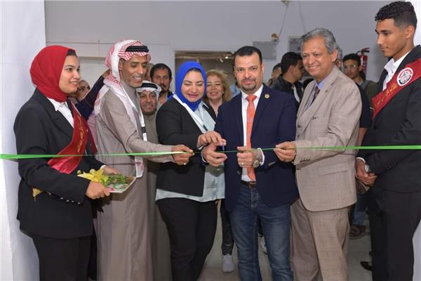 عميد كلية الفنون الجميلة يفتتح معرض تلاقي النخبة الدولي للفنون البصرية