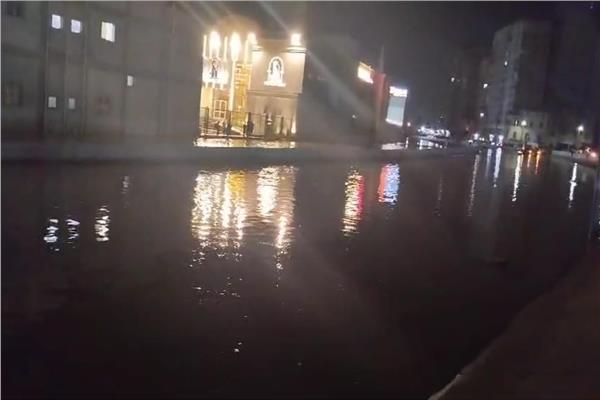 كسر خط مياه رئيسي بمحور المحمودية