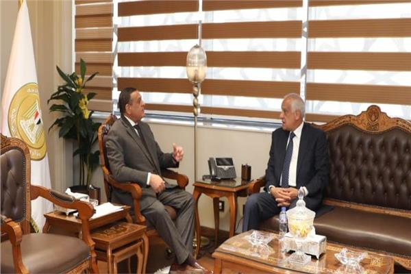 اللواء أحمد راشد محافظ الجيزة خلال لقائه بوزير التنمية المحلية