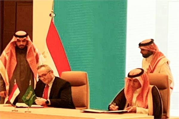  توقيع البرنامج التنفيذي في مجال الموارد البشرية