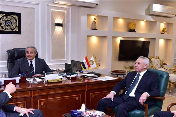 وزير العمل مع  "اتحاد الصناعات " و" الغرف التجارية"