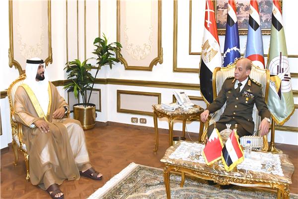 وزير الدفاع خلال اللقاء