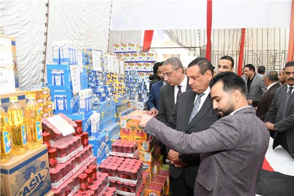 وزير التنمية المحلية ومحافظ الفيوم يتفقدان معرضين "أهلاً رمضان"