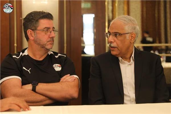 جمال علام رئيس اتحاد الكرة وروي فيتوريا