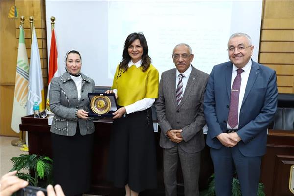 الدكتور عبد العزيز قنصوه رئيس جامعة الإسكندري - السفيرة نبيلة مكرم