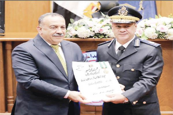 مساعد وزير الداخلية مدير أمن الجيزة  يسلم اللواء أحمد الوتيدى نوط الامتياز