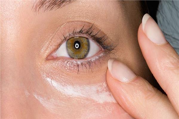 علاجات منزلية للتخلص من الأكياس تحت عينيك