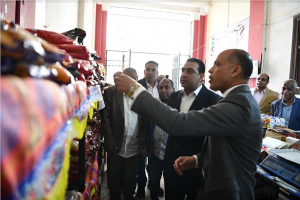 نائب محافظ قنا يفتتح معرضين لـ أهلاً رمضان  بنجع حمادى