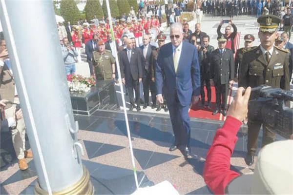 المحافظ خلال رفع العلم فى الذكرى الـ ٣٥ لعودة طابا