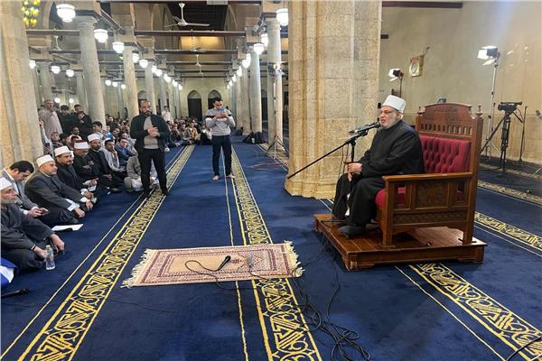 الدكتور محمد الضويني خلال كلمته في جلسة الاستراحة بصلاة التراويح اول ليلة من رمضان