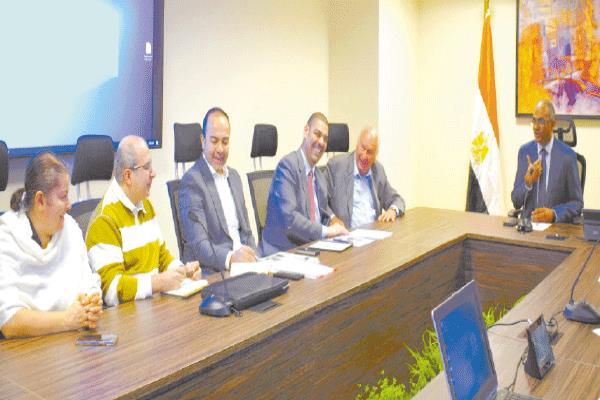 نائب وزير الإسكان أثناء الاجتماع مع قيادات أحد المصانع