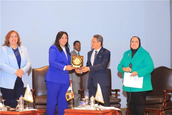 غادة شلبي نائب وزير السياحة والآثار لشئون السياحة في ندوة نظمتها جامعة عين شمس