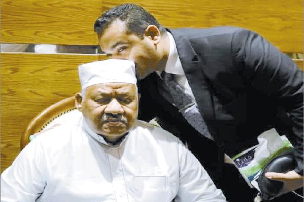 والدى من أولياء الله.. ودخل الإذاعة بشريط سمعه «فهمى عمر»