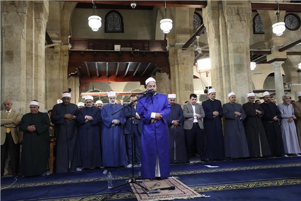 الجامع الأزهر يؤدي العشاء والتراويح بحضور آلاف المصلين
